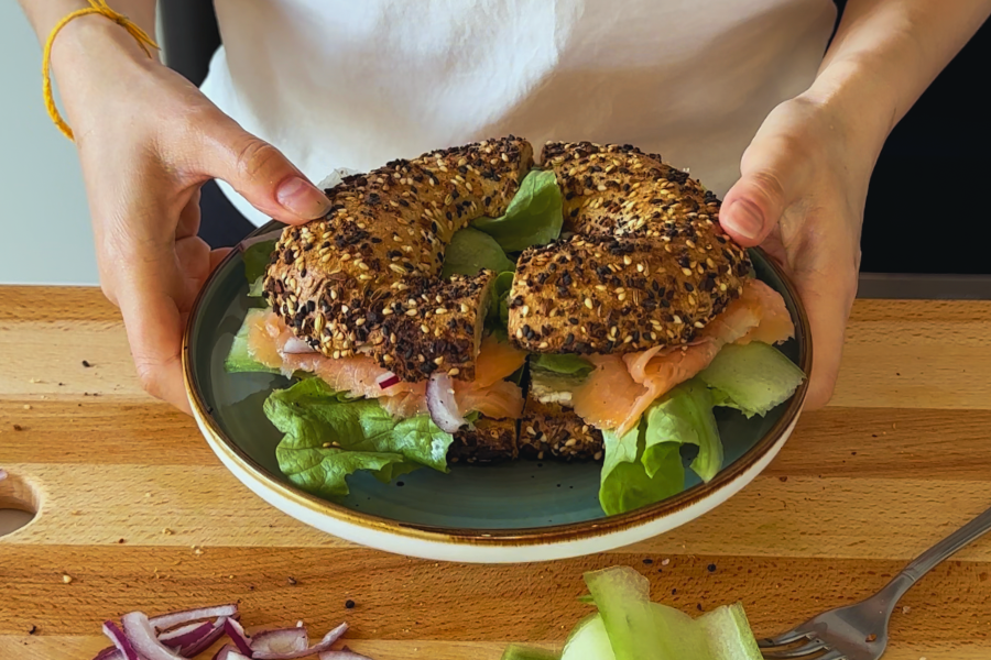 Smoked salmon & cream cheese&nbsp;bagel